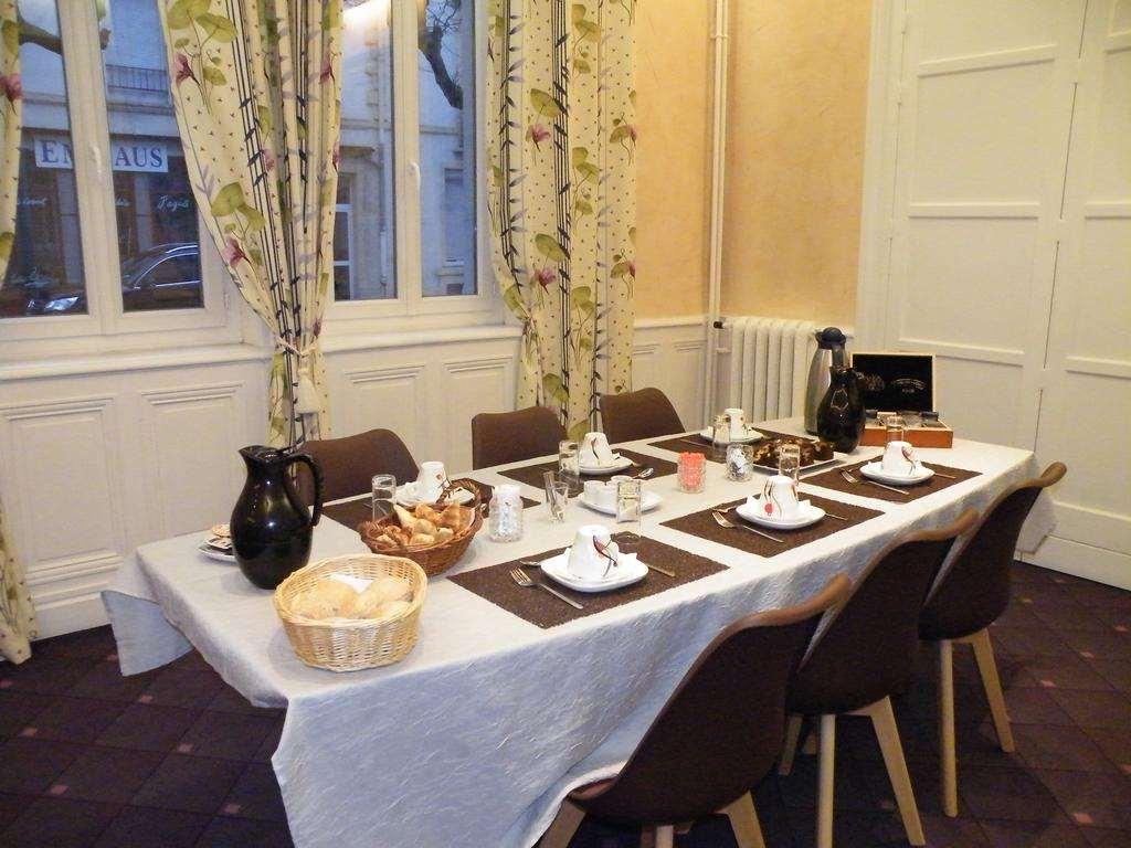 Brit Hotel Roanne - Le Grand Hotel מסעדה תמונה
