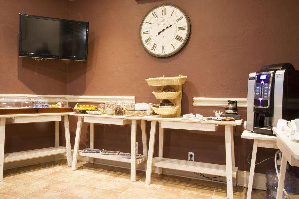 Brit Hotel Roanne - Le Grand Hotel מסעדה תמונה